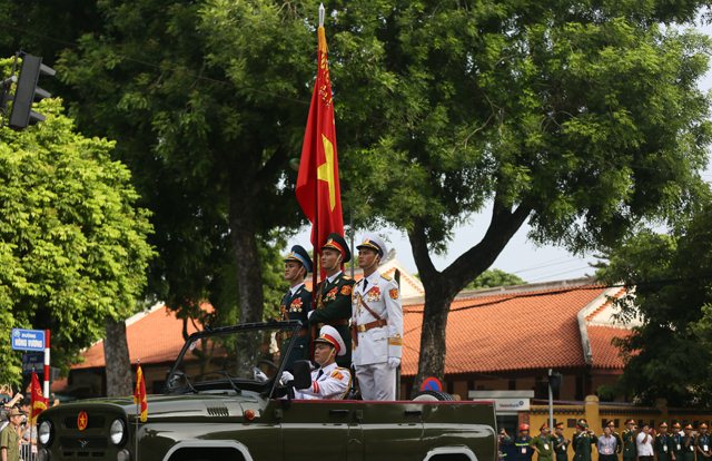 Xe mang Quân kỳ Quyết thắng của Quân đội nhân dân Việt Nam